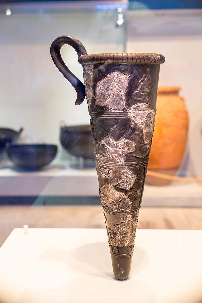 boxer minoan vase copy