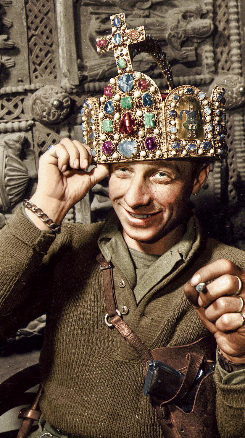 The Imperial Crown of the Holy Roman Empire (Worn by soldier circa 1945).  Made in 962 a.C. [828x1483]. : r/ArtefactPorn