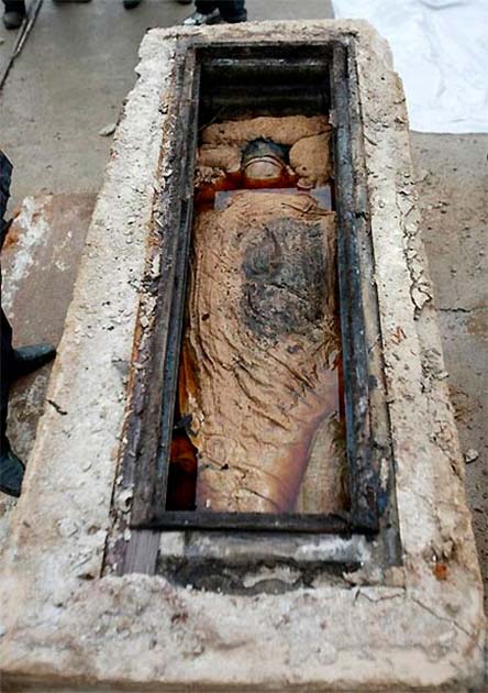 The Taizhou mummy was discovered immersed in a mysterious brown liquid. (GU XIANGZHONG, XINHUA)