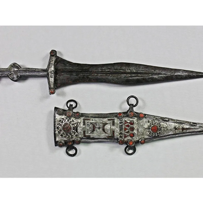 Archaeology Intern Unearths Spectacular, 2,000-Year-Old Roman Dagger |  Smithsonian