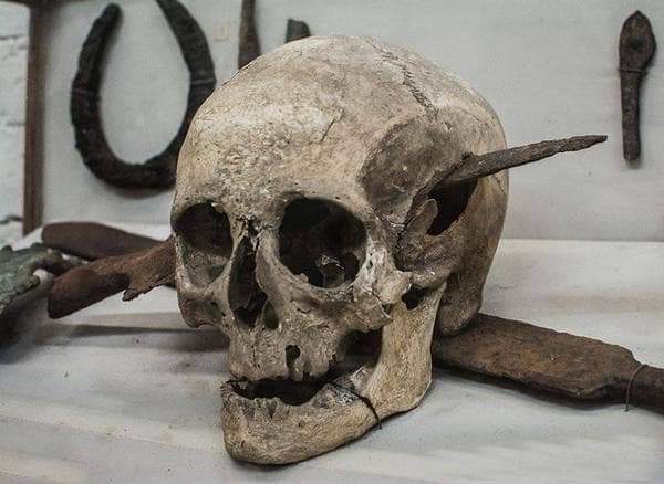 The skull of a Roman Soldier who died during the Gallic Wars, 1st century BC. : r/pics