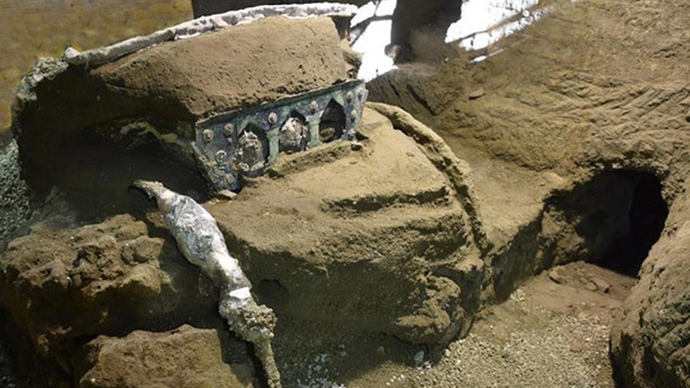 Pompeii: Archaeologists unveil ceremonial chariot discovery - BBC News