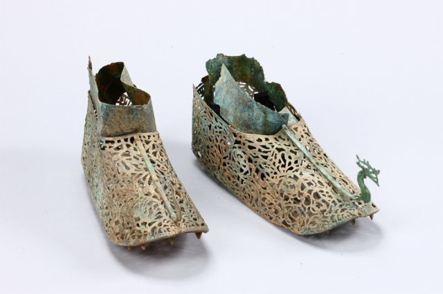 Gilt bronze shoes from Baekje to be designated as national treasures | The DONG-A ILBO