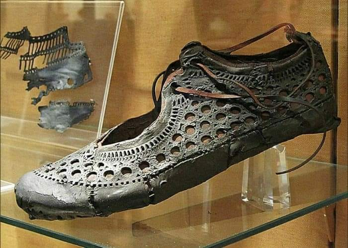 A 2000 year old ladies shoe found in a well amongst the ruins of a Roman Fort archaeological dig in Germany. : r/ancientrome