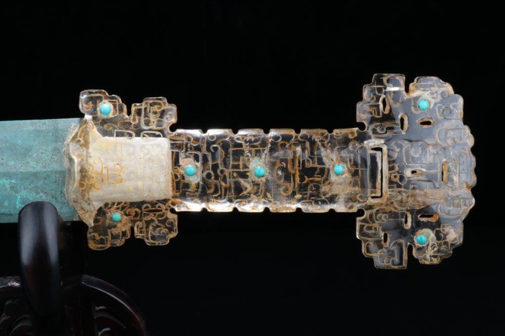 Chinese bronze sword with turquoise studded, gold inlaid rock crystal hilt,  4th-2nd century BC : r/Damnthatsinteresting