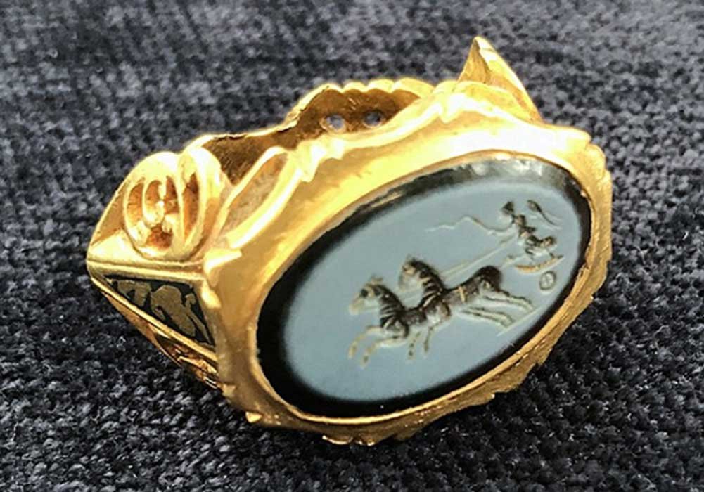 A 1,800-year-old Roman signet ring engraved with the goddess of Victory  Found in a field in Somerset