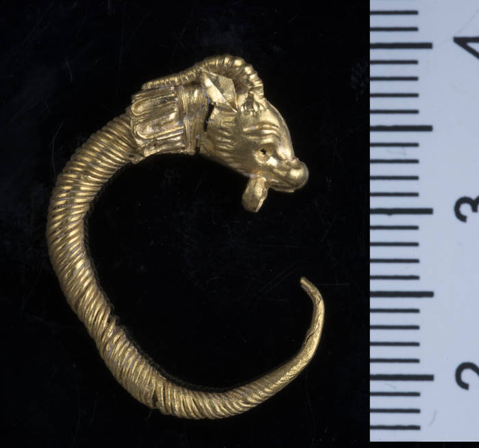 Rare 2,200-year-old earring a goldmine for scholars of Hellenistic-era Jerusalem | The Times of Israel