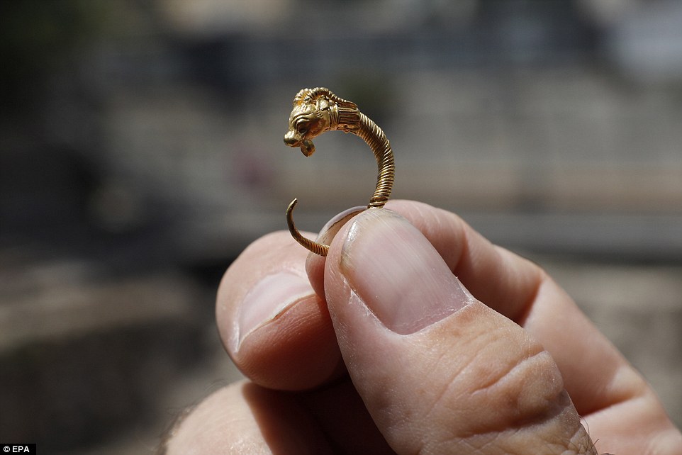 Ancient gold earring unearthed near ancient Jewish temples in Jerusalem | Daily Mail Online