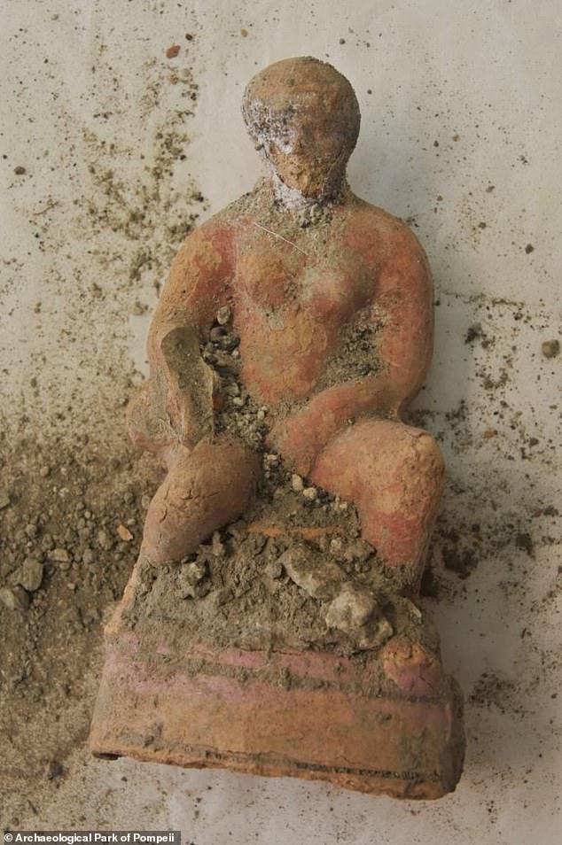 Nativity-like scene statues' are unearthed in the ancient Roman pagan city of Pompeii | Daily Mail Online