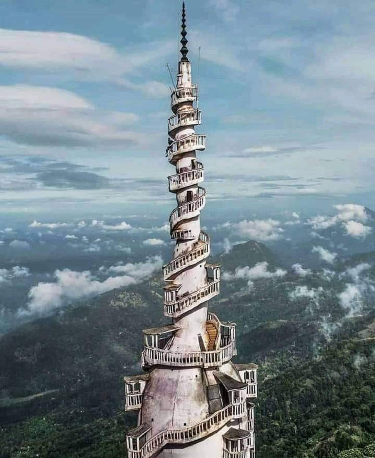 Solve Ambuluwawa Tower, Sri Lanka. 5640 jigsaw puzzle online with 285 pieces