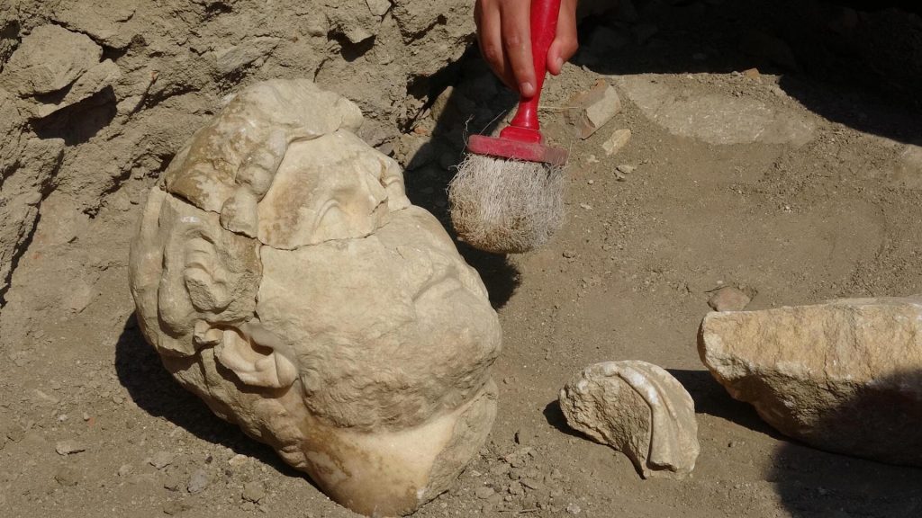 Parts of Emperor Publius Aelius Traianus Hadrianus statue Photo: Gökhan Düzyol – Anadolu Agency