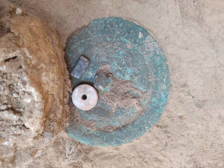 2,000-Year-Old Mysterious Kangju Burial Mound Filled with Gold Jewelry and Mirror Found in Kazakhstan - Arkeonews