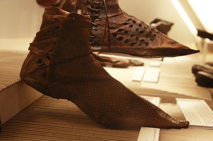 clever closure of a shoe 1300-1350, Haarlem | Medieval boots, 14th century  clothing, Historical shoes