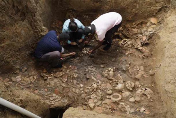 The tomb included multiple individuals and large number of votive offerings of gold and ceramics. (Panama Ministry of Culture)