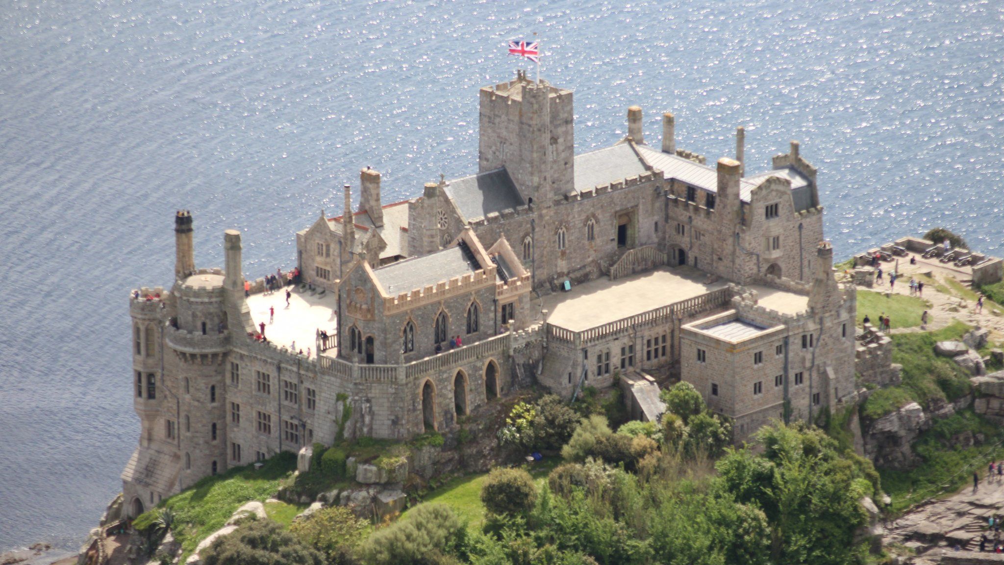 St Michael's Mount in Cornwall seeks live-in castle officer - BBC News