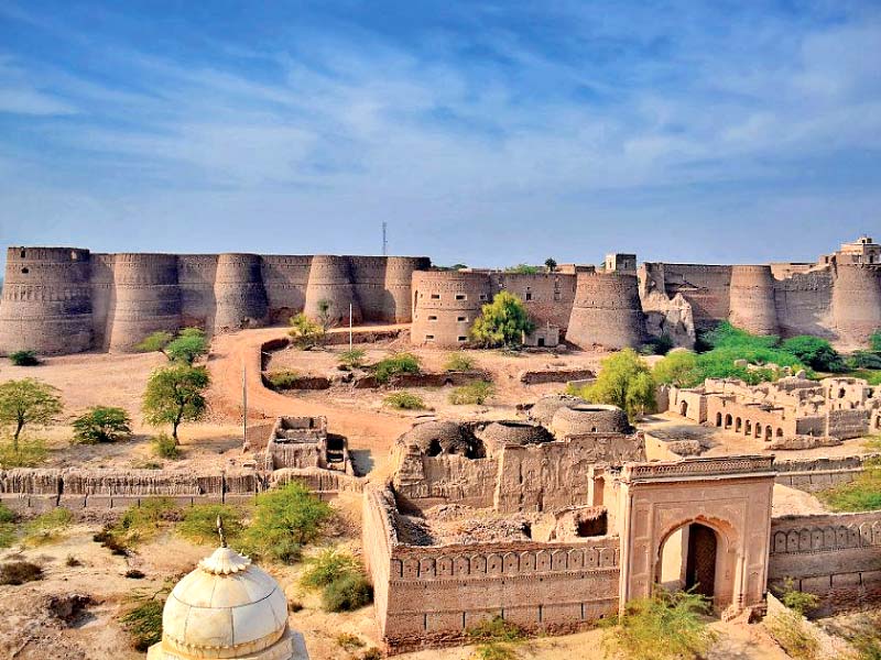 Derawar Fort: historical site in ruins