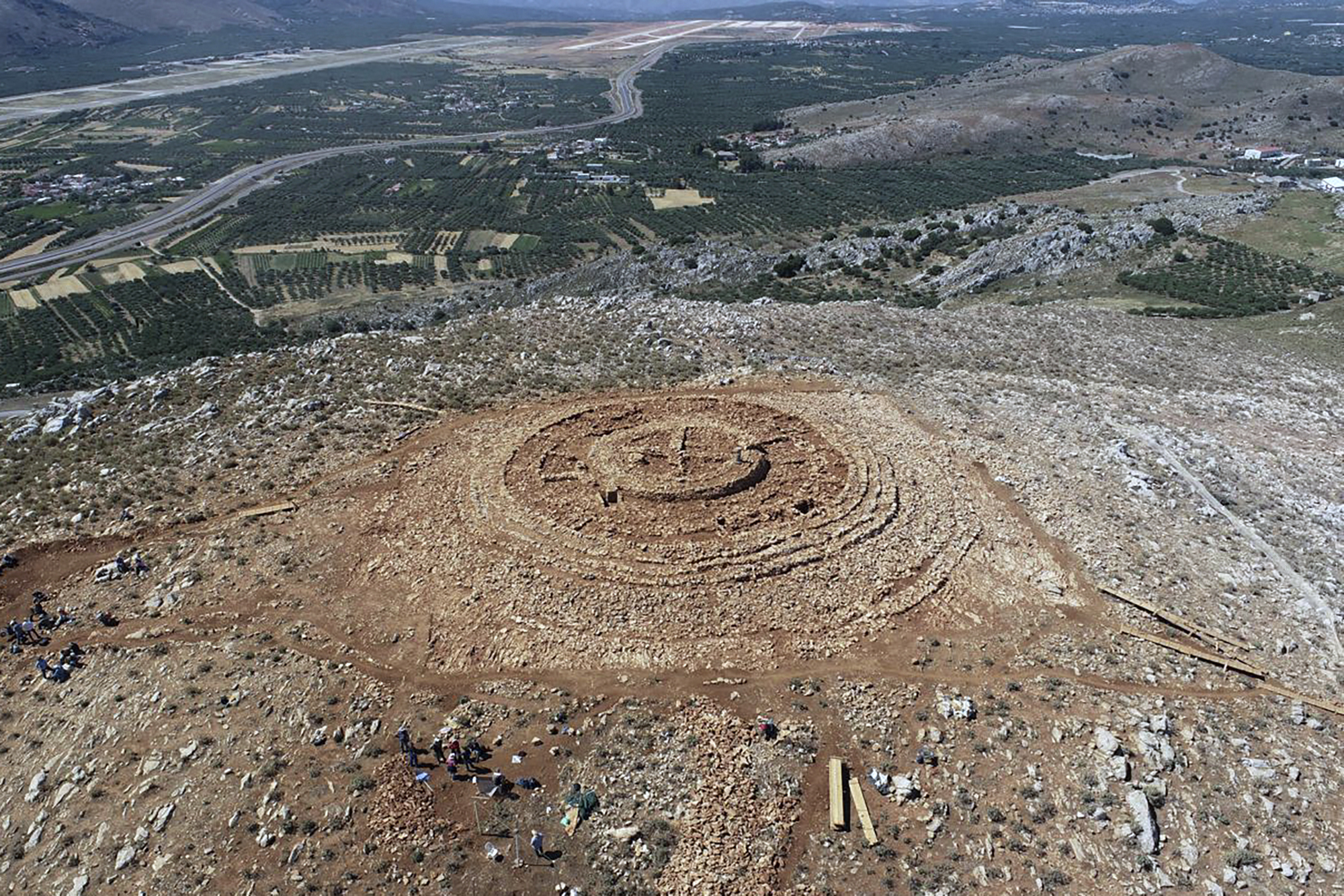 4,000-year-old Greek hilltop site mystifies archaeologists | AP News