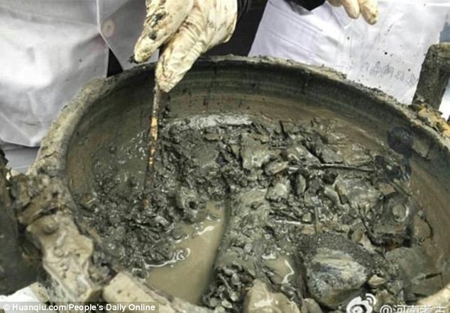 Archaeologists discover 2,300-year-old cooking pot containing cow bones | Daily Mail Online