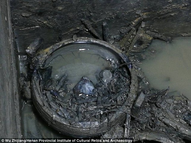 Archaeologists discover 2,300-year-old cooking pot containing cow bones | Daily Mail Online