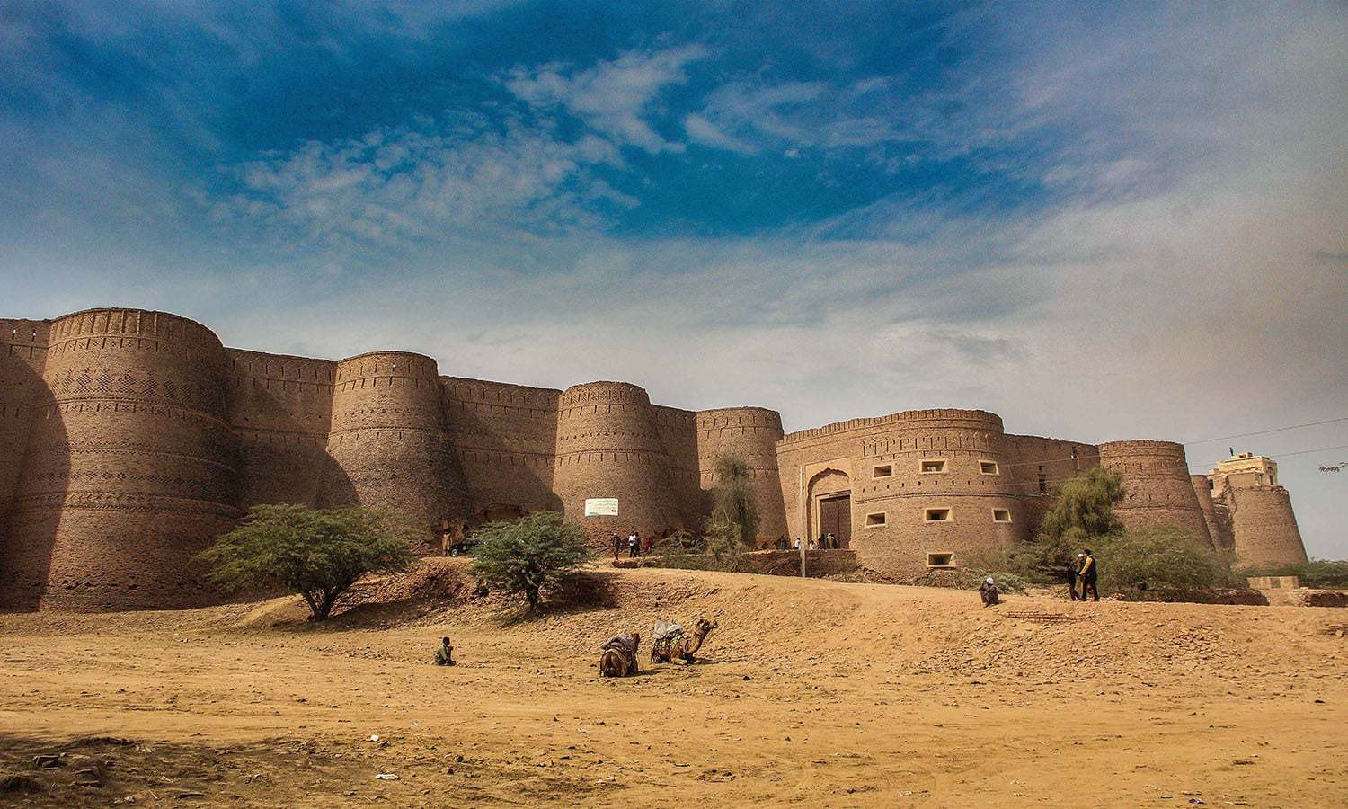 Derawar Fort: a 9th century human marvel on the verge of collapse - Pakistan  - DAWN.COM