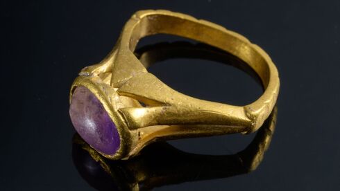 Israeli archeologists uncover ancient gold ring with semi-precious stone