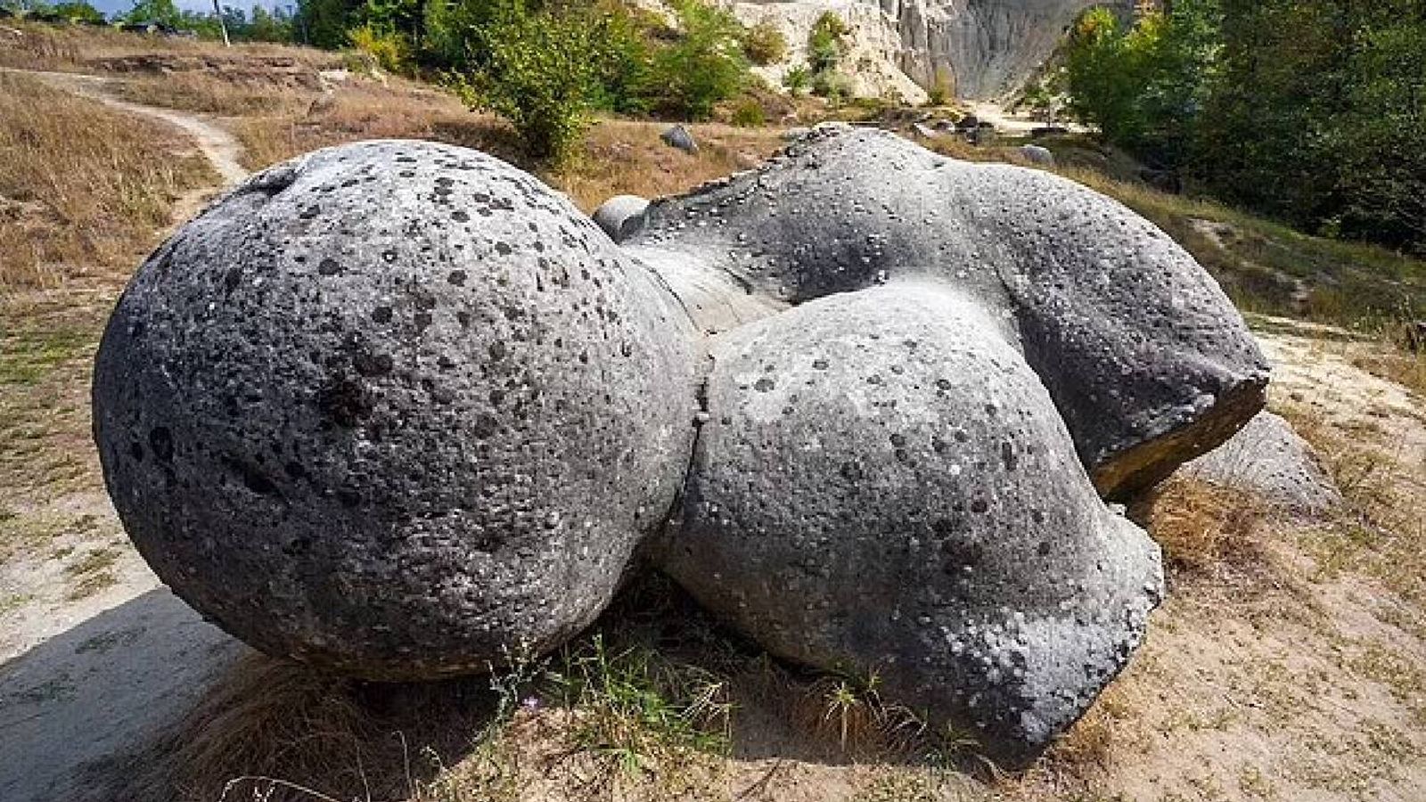 Mysterious 'living' stones that grow and move