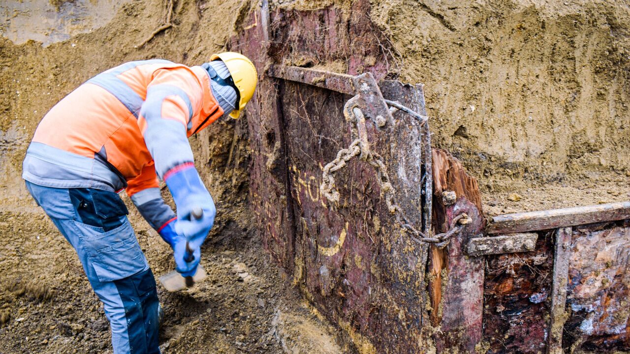 100-year-old British LNER train carriage rises from the Flemish mud | VRT  NWS: news