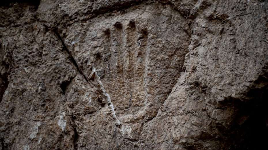 A carved Hand Imprint unearthed in a 1,000-year-old Jerusalem defensive moat  - Arkeonews