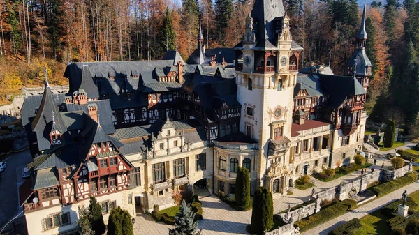 Aerial Drone Wide View Peles Castle Romania Castle Gardens Tourists — Fotografie © de stoc frimufilms #584132800