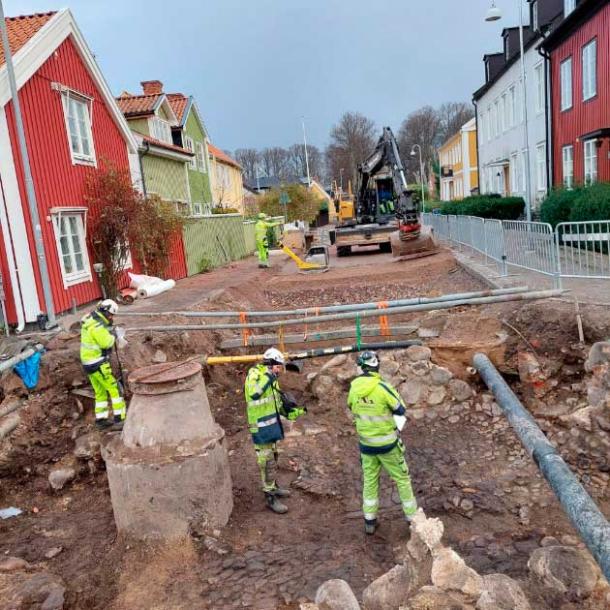 The excavated stone cellar in a Kalmar street, where the battle sword was found. (Arkeologerna)