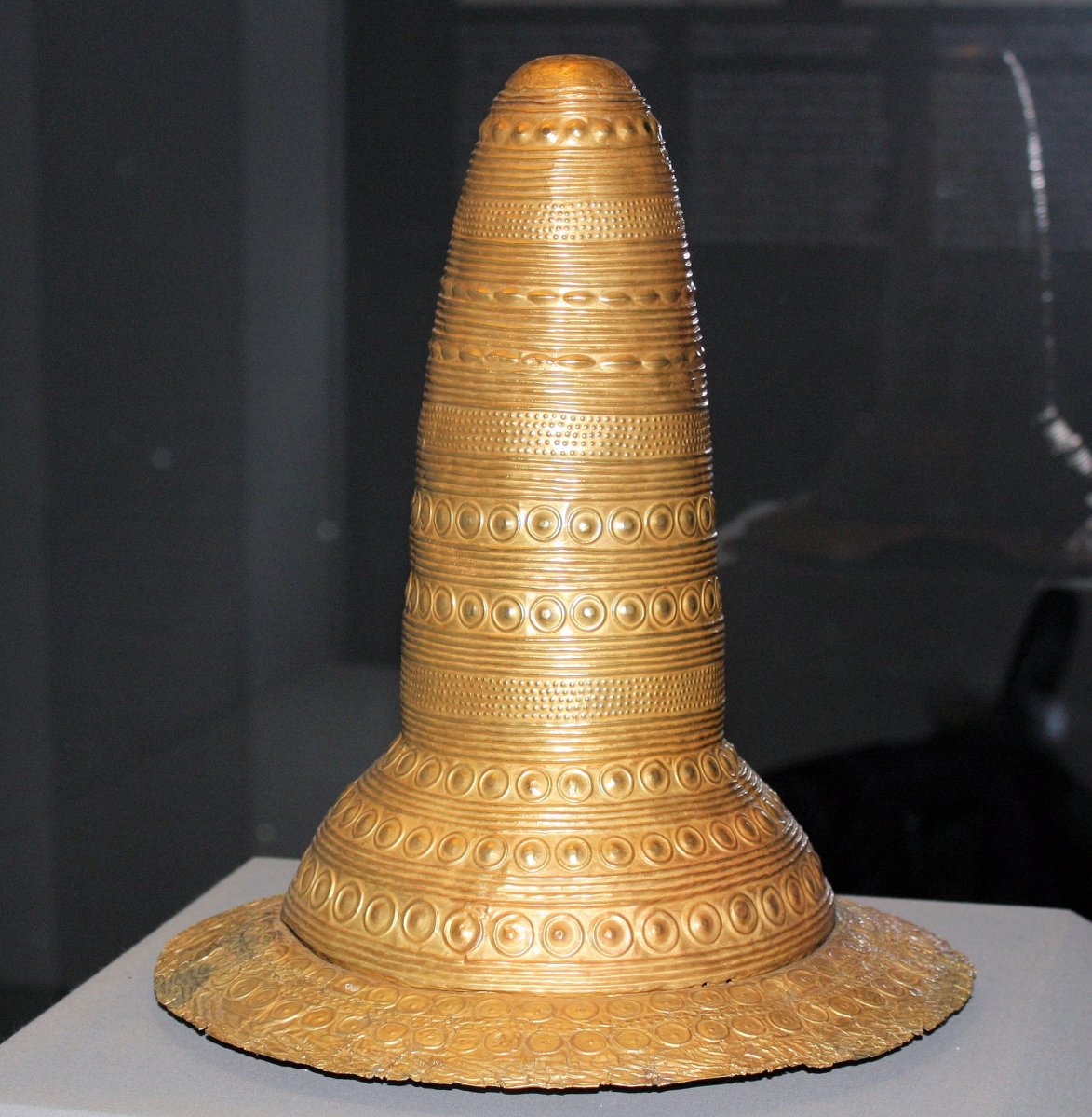 Four Gold Hats: A Bronze Age Mystery – Jaunting Jen