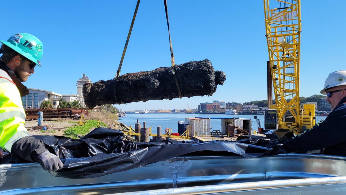 Savannah River: A dozen more cannons have been found and lifted in Georgia  city | CNN