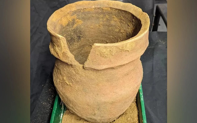 A Striking 35cm-High Urn From the Late Neolithic or Early Bronze Age, Unearthed at the Site