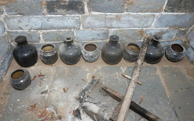 Exquisite Black-Glazed Porcelain Displayed in the Main Chamber