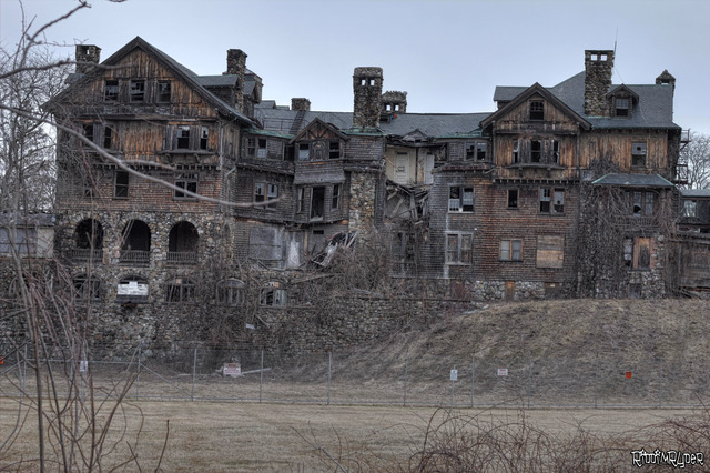 Halcyon Hall in Millbrook, New York, once a symbol of luxury, now stands as one of America’s most photographed abandoned estates.