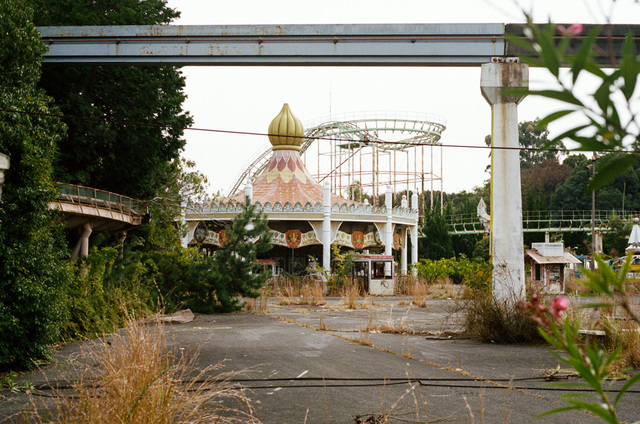 In 2006, after years of dwindling attendance, Nara Dreamland closed its gates for good, leaving its rides, including the iconic coaster