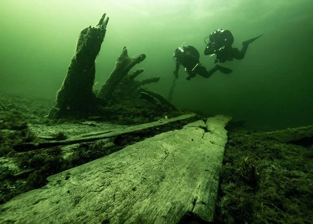 Johan Rönnby and Rolf Warming are seen investigating the stern of the legendary shipwreck.