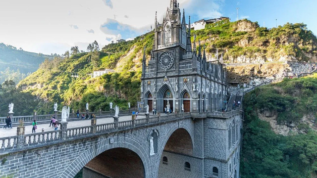 One of the most striking elements of the Las Lajas Sanctuary is its bridge, which connects the sanctuary to the opposite side of the canyon