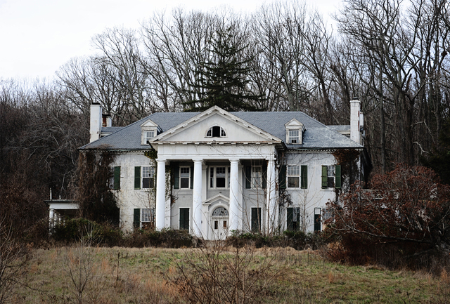 Renowned for its stately columns and breathtaking views, this mansion epitomized Southern charm and elegance.