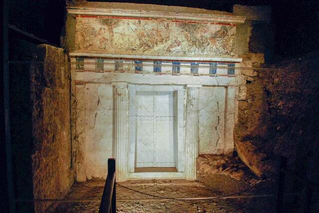 The Discovery of the Vergina Tombs