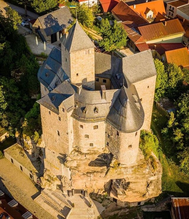 The castle’s location on a rocky outcrop adds to its dramatic appeal, making it a standout feature in the region