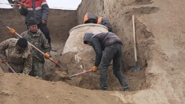 The centerpiece of this discovery is a hum, an imposing clay vessel standing 1.75 meters tall