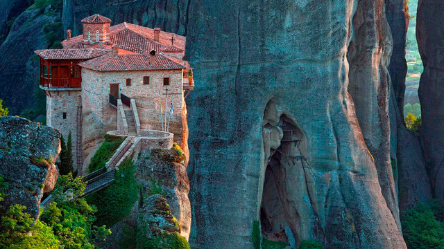 The reception halls and balconies offer spectacular views of Meteora’s landscape, providing serene spaces for reflection and stunning photography.