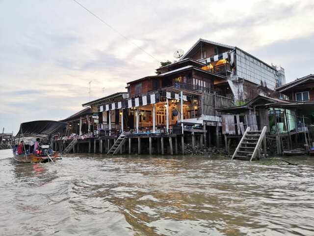 The wooden houses lining the canals add to Amphawa’s charm, providing a glimpse into traditional Thai architecture