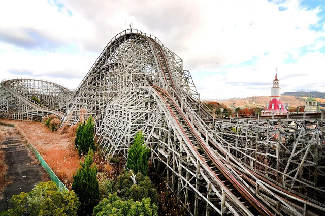 Unlike the steel roller coasters of today, Nara Dreamland’s wooden roller coaster boasted a rustic charm that added to its appeal.