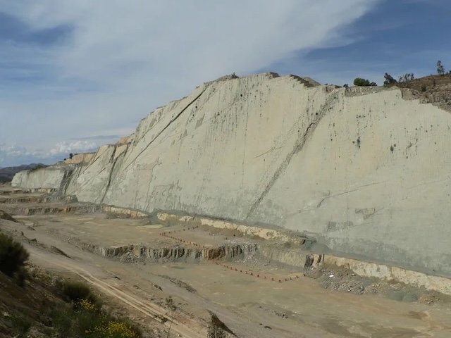 The extensive limestone wall at Cal Orcko, where thousands of dinosaur footprints have been preserved due to geological shifts over millennia