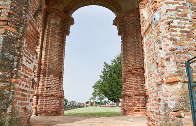 A close-up of the Tea House’s central archway, a blend of architectural elegance and natural decay, evoking its historical grandeur