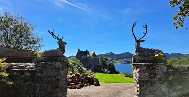 These stately stag sculptures create a dramatic entryway to the castle, embodying the spirit of the Scottish highlands