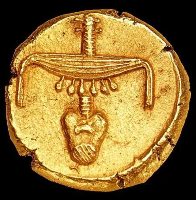 The obverse of an Egyptian gold stater from the reign of Nectanebo II bears the inscription “Nefer-neb,” signifying “fine gold.” This circular coin, crafted from solid gold during the Late Period of the 30th Dynasty (ca. 360–343 BC), exemplifies the sophistication of Egypt’s monetary and artistic achievements.