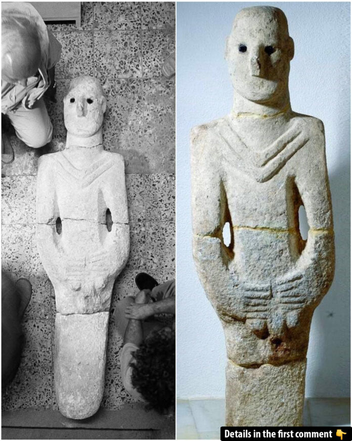 The Urfa Man statue photographed at the time of its discovery. Its naturalistic design and obsidian-inlaid eyes highlight advanced craftsmanship from the Pre-Pottery Neolithic period.